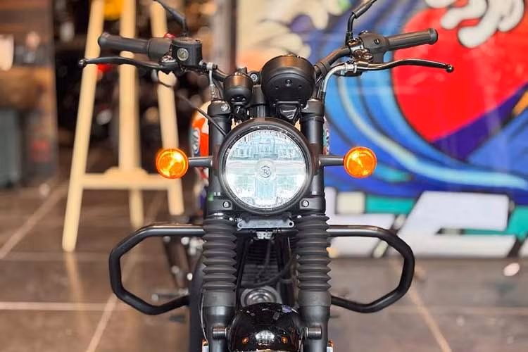 Hunter 350 Base Premium chỉ có một lựa chọn màu sắc: Đen Tarmac, với lớp sơn đen toàn bộ cùng logo Royal Enfield trên bình xăng và họa tiết Hunter 350 màu trắng trên ốp sườn.