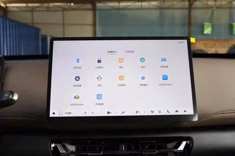 Xingguang 560 có 2 cấu hình nội thất là 5 chỗ và 7 chỗ. Trong đó, hàng ghế trước đi kèm tựa lưng có thể ngả phẳng, nối liền với hàng ghế thứ hai để tạo ra chiếc giường cho hành khách nằm nghỉ ngơi. Hàng ghế thứ hai có thể ngả tối đa 128 độ, phù hợp cho các chuyến đi dài. Hàng ghế sau cũng có thể gập tỷ lệ 40:60, giúp mở rộng khoang hành lý hoặc chở vật dụng dài.