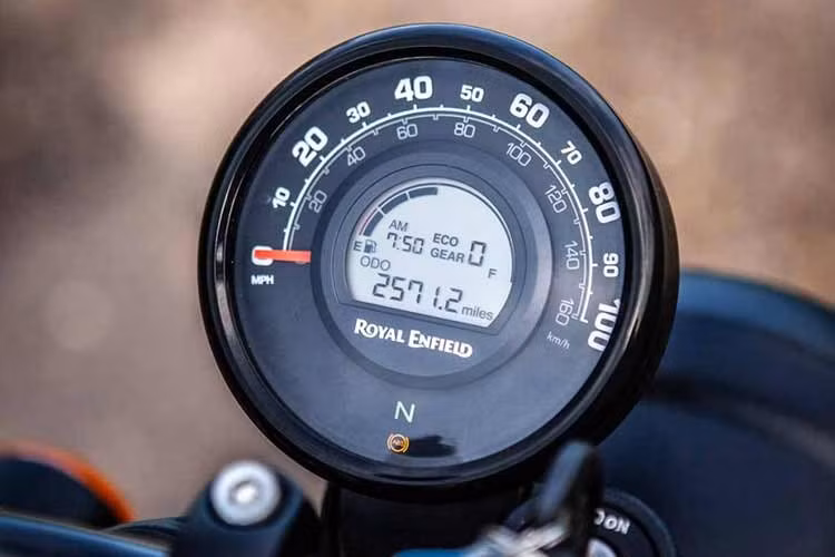 Cả hai đều là những màu sắc nổi bật, mang đến cho chiếc xe vẻ ngoài trẻ trung. Màu Mumbai Yellow là sự kết hợp giữa màu vàng ở nửa trên bình xăng, màu xanh lam ở nửa dưới và các sọc trắng ở hai bên, cùng với logo Royal Enfield trên nền màu cam.