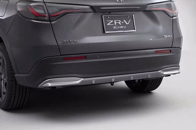 Đối với phiên bản Cross Touring, Honda cung cấp thêm các chi tiết ốp thân xe mang phong cách off-road. Danh mục phụ kiện ngoại thất còn bao gồm ốp gương, bảo vệ tay nắm cửa, chắn bùn, logo đen và đèn sương mù LED hai màu.