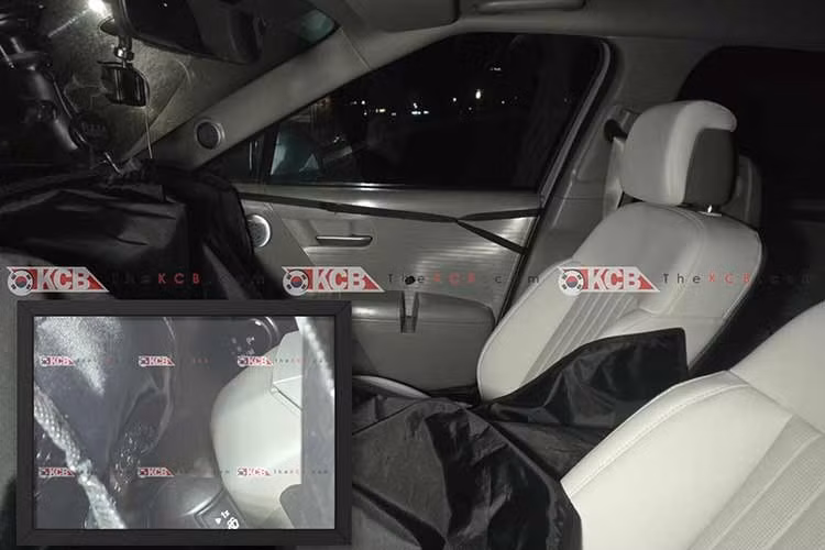 Cách bố trí này tương tự xu hướng trên các mẫu xe điện hiện nay, giúp khoang nội thất trở nên tối giản hơn. Trong tương lai, Pleos có thể thay thế cụm đồng hồ truyền thống, kết hợp với màn hình hiển thị trên kính lái (HUD).