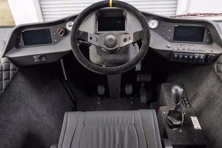 Sự linh hoạt của phương tiện tiếp tục được thể hiện thông qua thiết kế ba cửa tiếp cận ở hai bên hông và phía sau, giúp hành khách ra vào hoặc bốc dỡ phụ kiện một cách nhanh chóng. Bước vào bên trong, không gian nội thất của Atlas được bao bọc bởi khung chống lật chuyên dụng, đảm bảo an toàn tuyệt đối trong các tình huống lật xe khi leo dốc.