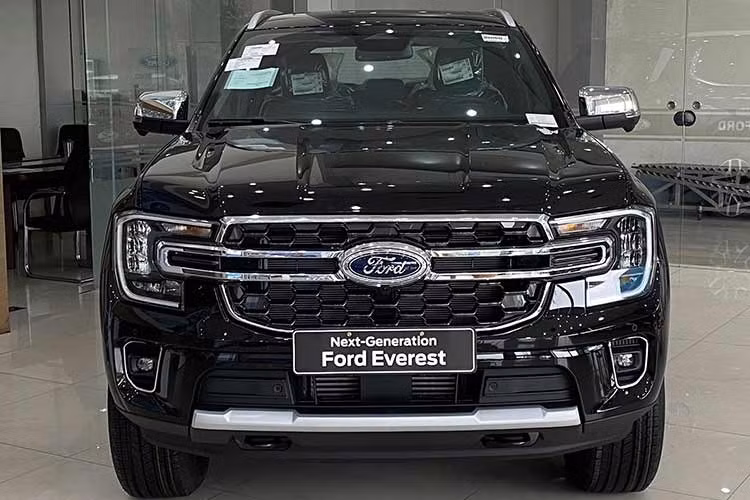 Do được cấp nhãn dán năng lượng là một trong những thủ tục cuối cùng chứng nhận để một mẫu xe được chính thức bán tại Việt Nam, vì vậy có thể dự đoán Ford Everest Titanium 2026 bản máy xăng sẽ sớm được ra mắt.