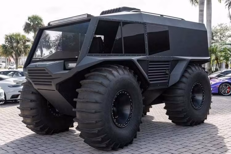 Dù các chỉ số công suất không quá choáng ngợp, nhưng hệ thống lái thủy lực bốn bánh với 3 cấp độ tùy chỉnh cùng khóa vi sai cầu trước và sau mới là yếu tố quyết định giúp xe thoát khỏi những vũng lầy khó khăn nhất. Với bình nhiên liệu 100 lít, xe có thể duy trì vận tốc 60 km/h trên cạn và lội nước với tốc độ 7 km/h.