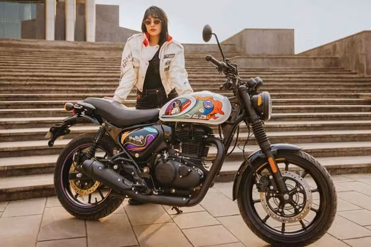 Royal Enfield Hunter 350 2026 phiên bản Base Premium được định vị cao hơn phiên bản Retro. Phiên bản này có đèn pha halogen được nâng cấp, mâm hợp kim và hệ thống ABS một kênh. Việc bổ sung mâm hợp kim và lốp không săm sẽ giúp việc xử lý thủng lốp dễ dàng hơn.