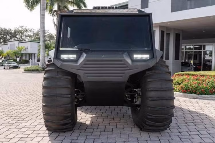 Để tối ưu hóa khả năng quan sát cho người lái trong các điều kiện khắc nghiệt, nhà sản xuất đã trang bị hệ thống kính cửa sổ có diện tích lớn, mang lại tầm nhìn bao quát và giải phóng các điểm mù thường thấy trên các dòng xe cỡ lớn.