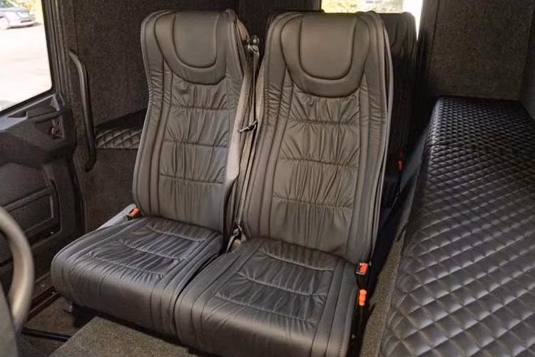 Nhằm thích ứng với môi trường hoạt động thường xuyên tiếp xúc với bùn đất và nước, toàn bộ bề mặt ghế cũng như các chi tiết nội thất đều được bọc chất liệu vinyl cao cấp, vừa đảm bảo độ bền vừa giúp việc vệ sinh sau mỗi hành trình trở nên đơn giản hơn bao giờ hết.