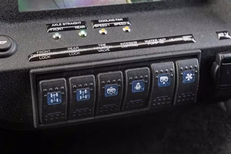 Tại vị trí trung tâm, người lái sẽ được trải nghiệm cảm giác điều khiển chuyên nghiệp với vô lăng thể thao Sparco bọc da lộn, một chi tiết thường thấy trên các mẫu xe hiệu năng cao. Xe sở hữu cấu hình ghế ngồi 1+2+2, cung cấp chỗ ngồi cho 5 người nhưng vẫn dành ra những khoảng trống thông minh để phục vụ nhiều mục đích khác nhau.