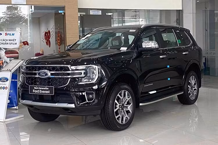 Hiện tại ở các đại lý, dòng SUV hạng trung Ford Everest đang chỉ được bán với động cơ diesel. Kể từ đầu năm nay, những hình ảnh rò rỉ về một phiên bản Ford Everest Titanium 2026 thế hệ mới đã xuất hiện tại trung tâm đăng kiểm.