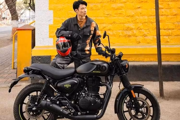 Royal Enfield Hunter 350 2026 được xem là một lựa chọn rất đáng cân nhắc cho những ai đang tìm kiếm chiếc mô tô 350cc mang đậm chất cổ điển nhưng vẫn đủ hiện đại để dùng mỗi ngày. Dự đoán, mẫu xe này sẽ sớm được bán chính hãng tại Việt Nam.