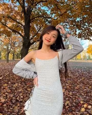 Nữ influencer chia sẻ cô từng bị bắt nạt vì có vòng một phẳng, song khi lớn lên, cô dần hiểu rằng bản thân xứng đáng được yêu thương bất kể có vóc dáng như thế nào.
