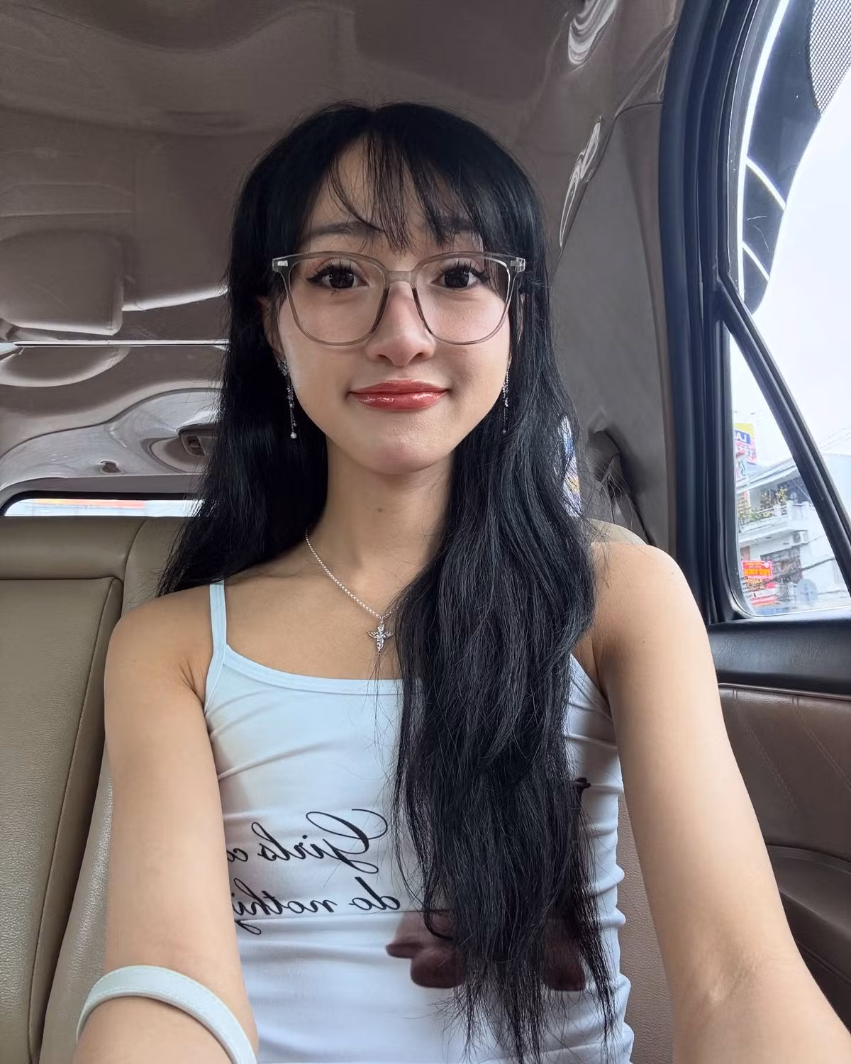 Tuy nhiên vào đầu tháng 4, TikToker triệu view khiến người theo dõi sốc khi xuất hiện với diện mạo mới, thừa nhận đã thực hiện phẫu thuật nâng ngực. Cô nhanh chóng đối diện làn sóng giận dữ của nhiều người vì quyết định này, thậm chí có người gọi cô là "đạo đức giả" và "kẻ phản bội".