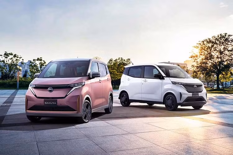 Mẫu xe điện cỡ nhỏ Nissan Sakura không gặp vấn đề về chất lượng nhưng đã bắt đầu “có tuổi”. Do đó, hãng Nissan đã tung ra phiên bản nâng cấp nhẹ của mẫu xe điện bán chạy nhất Nhật Bản này. Phiên bản mới của Nissan Sakura 2026 được tung ra trước thời điểm một đối thủ đáng chú ý đến từ Trung Quốc là BYD Racco gia nhập thị trường Nhật Bản.