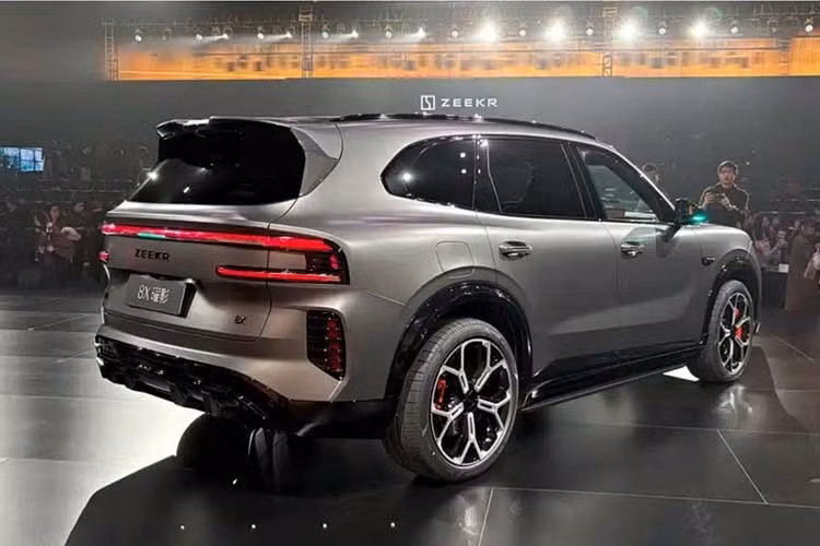 Con số tương ứng của phiên bản 2 mô-tơ điện là 660 kW (khoảng 885 mã lực) trong khi thời gian tăng tốc từ 0-100 km/h lên 3,7 giây. Xe sử dụng pin có dung lượng 70 kWh, hỗ trợ sạc nhanh 6C. Trong điều kiện tối ưu, thời gian sạc từ 20% lên 80% chỉ rơi vào khoảng 9 phút. Phạm vi chạy thuần điện theo chuẩn CLTC đạt tối đa 410 km trong khi tổng quãng đường di chuyển có thể lên tới 1.416 km, tùy cấu hình.