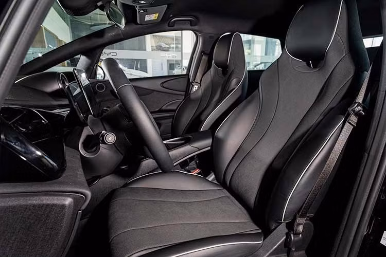 BYD Dolphin 2026 mới cung cấp 2 chế độ lái cùng 2 mức thu hồi năng lượng, cho phép người dùng linh hoạt tùy chỉnh theo nhu cầu di chuyển, đồng thời tối ưu hiệu quả sử dụng năng lượng. Chiếc xe được cải tiến với tầm quan sát rộng, hạn chế điểm mù, hỗ trợ người lái tự tin hơn khi vận hành trong môi trường đô thị.