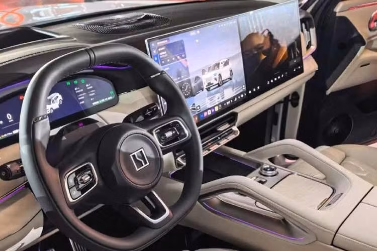 Chưa hết, 8X còn được tích hợp hệ thống khung gầm kỹ thuật số mới nhất của Zeekr với hệ thống treo khí nén thích ứng và kiểm soát giảm chấn chủ động, cho phép phân bổ mô-men xoắn nhanh cũng như điều chỉnh khoảng sáng gầm linh hoạt. Hệ thống phanh hiệu năng cao và kiểm soát ổn định được tối ưu cho cả điều kiện đô thị lẫn vận hành tốc độ cao.