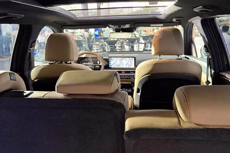 Như thông tin đã đưa, Kia Sorento Hybrid 2026 vốn dùng chung động cơ với người anh em Carnival Hybrid hiện đang bán tại Việt Nam. Cụ thể, xe được trang bị hệ truyền động hybrid kết hợp máy xăng tăng áp, dung tích 1.6L với mô-tơ điện.