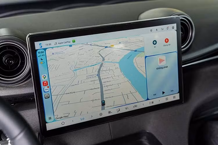 Về mặt công nghệ, xe trang bị hệ thống điều khiển giọng nói bằng tiếng Việt, kết nối Apple CarPlay/Android Auto không dây và tính năng mở khóa qua thẻ NFC. Hệ thống quan sát cũng được tăng cường với camera 360 độ tích hợp chế độ xuyên gầm, kết hợp cùng 5 cảm biến tiệm cận giúp người lái dễ dàng kiểm soát xe trong không gian hẹp.