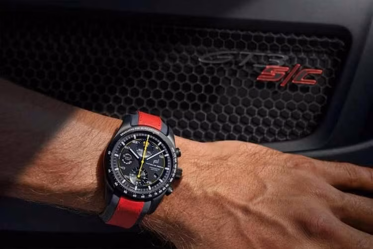 Việc ứng dụng hàng loạt vật liệu nhẹ giúp tổng trọng lượng xe duy trì ở mức 1.497 kg. Hệ thống mui mềm của xe có khả năng đóng mở linh hoạt ngay cả khi đang di chuyển ở vận tốc lên đến 50 km/h, giúp người lái dễ dàng thích nghi với điều kiện thời tiết.