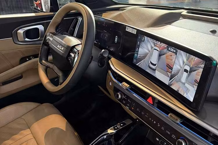 Xe được trang bị cần số điện tử dạng núm xoay kết hợp lẩy chuyển số thể thao, phanh tay điện tử tích hợp Autohold, sạc điện thoại không dây Qi, cổng sạc nhanh Type-C, cửa sổ trời toàn cảnh Panorama và và cửa cốp chỉnh điện có thể tự động đóng khi chìa khóa thông minh ra khỏi vùng cảm biến.