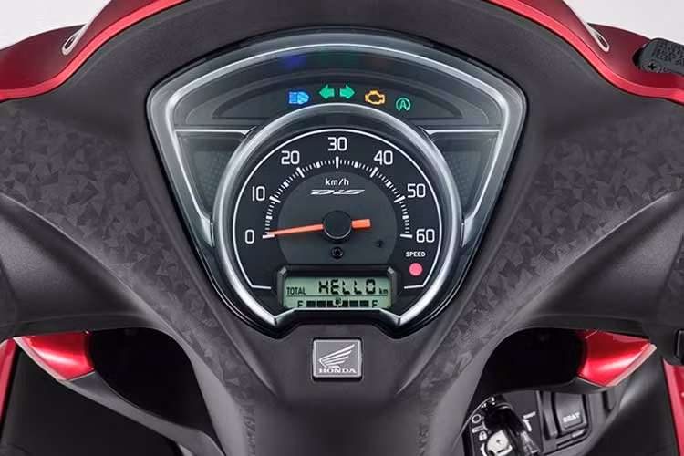 Chiều cao yên xe là 760 mm, kết hợp với trọng lượng chỉ 96 kg, giúp người dùng dễ dàng điều khiển trong điều kiện giao thông đông đúc hoặc khi di chuyển quãng ngắn trong thành phố.