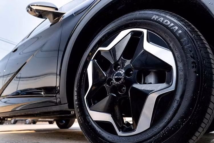 Bên cạnh đó, khoảng sáng gầm xe không tải được nâng lên mức 155 mm, tăng 10 mm, giúp phương tiện thích ứng tốt hơn khi di chuyển qua các địa hình không bằng phẳng hoặc lên xuống vỉa hè trong đô thị.