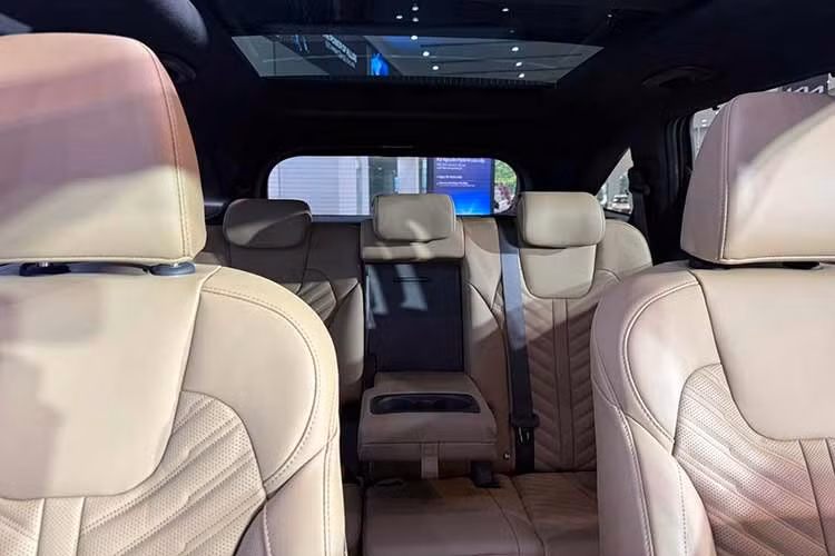 Hệ thống an toàn và hỗ trợ lái thông minh ADAS được nâng cấp với các tính năng mới như hỗ trợ đánh lái để tránh va chạm (FCA 2.0) hay hỗ trợ tránh va chạm phía sau khi lùi (PCA). 6 túi khí, cân bằng điện tử, hỗ trợ khởi hành ngang dốc và cảm biến hỗ trợ đỗ xe trước/sau/bên hông cũng sẽ được trang bị cho xe.