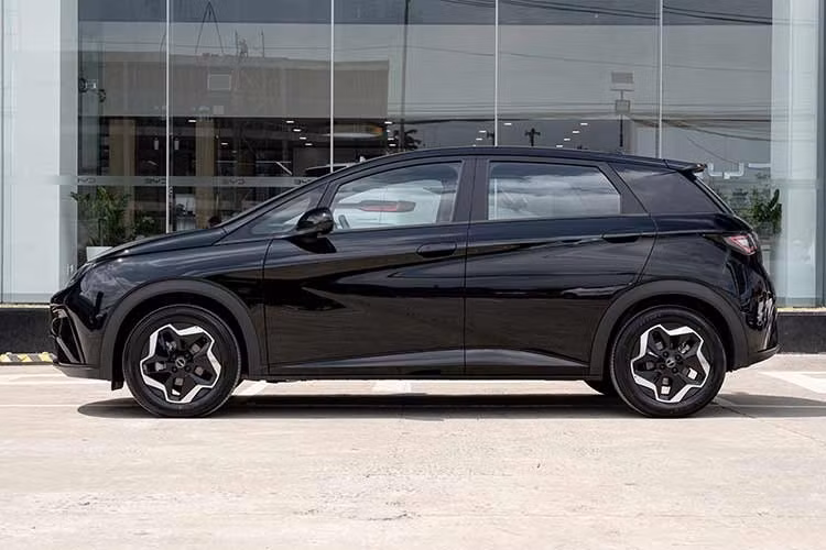 Thông số dài x rộng x cao cụ thể là 4.290 x 1.770 x 1.570 mm, đưa mẫu xe điện BYD Dolphin 2026 này vào nhóm những sản phẩm có không gian cabin rộng rãi nhất phân khúc hatchback cỡ B.