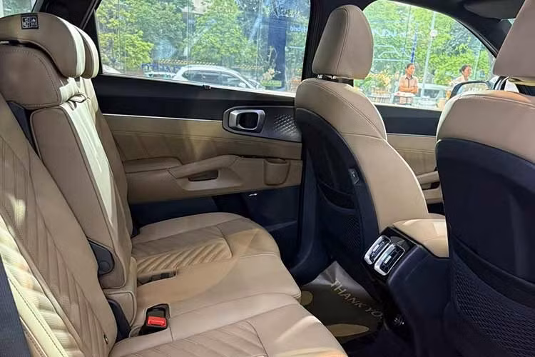 Theo thông tin từ nhân viên tư vấn bán hàng tại đại lý, Kia Sorento Hybrid 2026 ở Việt Nam sẽ có 2 phiên bản, bao gồm 1.6 Turbo Hybrid Signature 7S và 1.6 Turbo Hybrid Signature 7S AWD. Giá bán của mẫu xe này chưa được công bố nhưng dự kiến sẽ rơi vào khoảng 1,6 tỷ đồng. Nếu đây là giá bán chính thức thì Kia Sorento Hybrid 2026 sẽ đắt hơn nhiều so với đối thủ Hyundai SantaFe Hybrid (1,369 tỷ đồng).