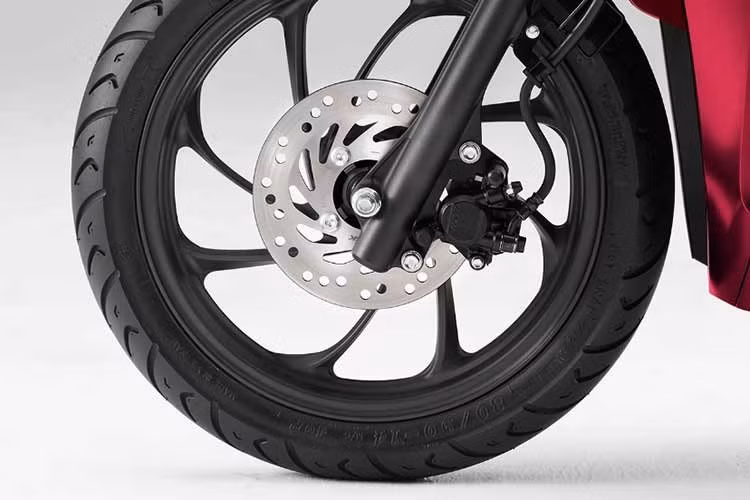 Xe vẫn giữ lại cụm đèn pha halogen, yên xe bọc da, màn hình hiển thị dạng đồng hồ analog, hộc chứa đồ bên dưới yên xe dung tích 17 lít. Dù vậy, Honda Dio 110 2026 vẫn sử dụng chìa khóa cơ, chưa có lựa chọn khóa Smart key như Vision tại Việt Nam.