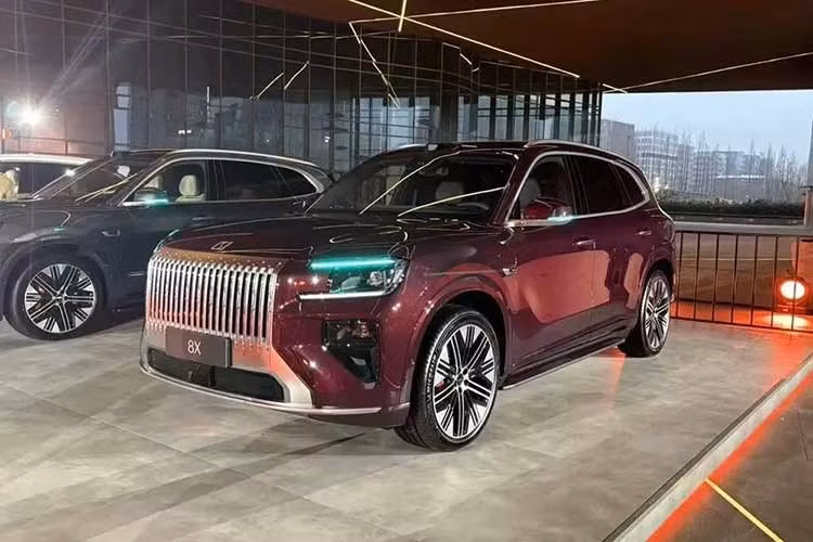 Đèn pha của xe được tạo thành từ 25.368 mặt cắt hình kim cương. Trong khi đó, cụm đèn hậu được cấu thành từ 54.894 mặt cắt hình kim cương và sử dụng công nghệ ánh sáng đỏ siêu đậm bước sóng 630 nm. Tùy theo phiên bản, xe sẽ dùng các bộ mâm có đường kính từ 20-22 inch, đi kèm lốp 255/55 R20, 255/50 R21 và 275/40 R22 cũng như cùm phanh màu đỏ.