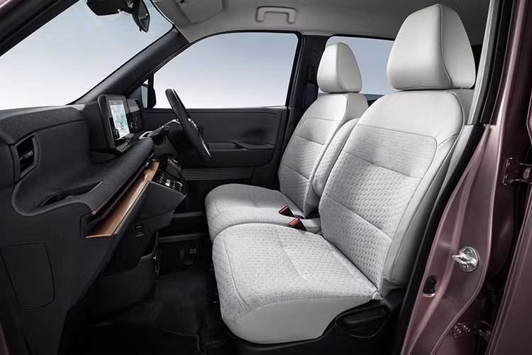 Các nhà thiết kế của Nissan dường như không thay đổi bảng đồng hồ kỹ thuật số 7 inch và màn hình thông tin giải trí 9 inch của Sakura 2026 chạy điện nhưng đã chuyển vị trí các cổng USB Type-C xuống thấp hơn trên cụm điều khiển trung tâm.