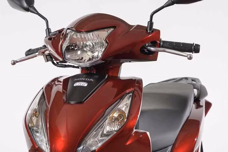 Sự khác biệt này cho thấy Honda đang hướng đến việc tăng tính đa dạng cho phiên bản phổ thông, qua đó mở rộng tệp khách hàng. Về ngoại hình, Honda Dio 110 2026 vẫn giữ nguyên kiểu dáng nhỏ gọn đặc trưng của dòng xe tay ga đô thị. Xe có chiều dài 1.870 mm, rộng 685 mm và cao 1.100 mm, đi cùng chiều dài cơ sở 1.255 mm.