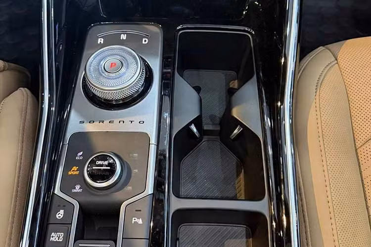 Động cơ xăng tạo ra công suất tối đa 178 mã lực và mô-men xoắn cực đại 265 Nm. Trong khi đó, mô-tơ điện cho công suất tối đa 47,7 kW (khoảng 65 mã lực), tăng nhẹ so với đời cũ. Không chỉ mạnh hơn, hệ truyền động này còn tiết kiệm xăng hơn với mức tiêu thụ khoảng 6,36 lít/100 km trên đường hỗn hợp.