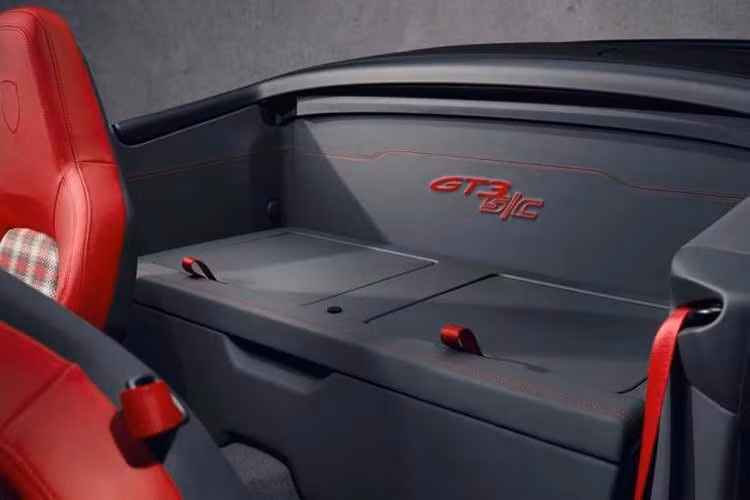 Dù mang diện mạo thời thượng, Porsche 911 GT3 S/C Street Style Package vẫn giữ nguyên linh hồn của một cỗ máy tốc độ với động cơ boxer 6 xi-lanh hút khí tự nhiên 4.0L.