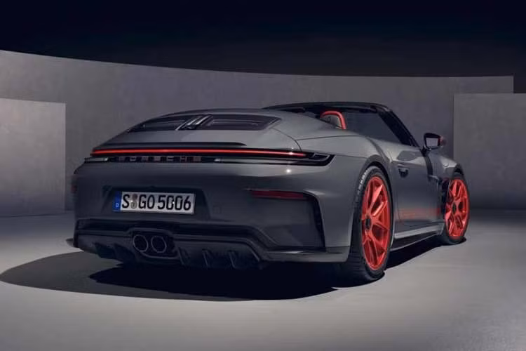 Khách hàng có thể lựa chọn bộ mâm sơn màu xám Slate Grey Neo hoặc đỏ Pyro Red, làm nổi bật cụm phanh vàng Victory Gold phía trong. Bên trong cabin, sự sang trọng được thể hiện qua cách phối màu tương phản giữa xám Slate Grey và đỏ Guards Red.