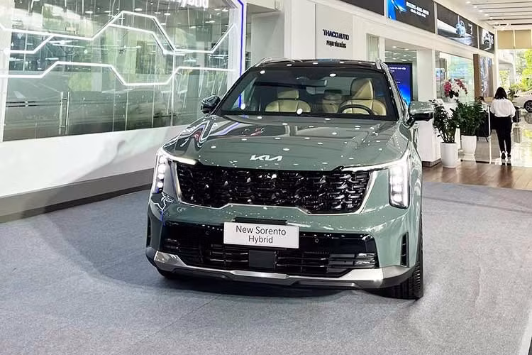 Là bản cao cấp của dòng SUV hạng trung này nên Kia Sorento Hybrid 2026 thế hệ mới đương nhiên sẽ được trang bị đầy đủ cả về mặt tiện nghi lẫn an toàn. Xe đi kèm màn hình cong cỡ lớn trên mặt táp-lô, kết hợp bảng đồng hồ kỹ thuật số và màn hình cảm ứng trung tâm cùng có kích thước 12,3 inch.