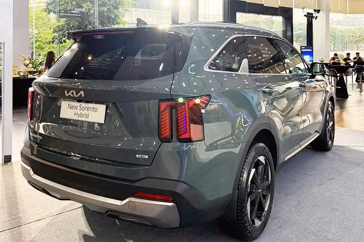 Kia Sorento Hybrid 2026 sở hữu thiết kế nội - ngoại thất giống với bản máy xăng và máy dầu thông thường. Xe cũng được áp dụng ngôn ngữ thiết kế Opposites United đặc trưng của thương hiệu Kia với cụm đèn pha/đèn hậu LED nằm dọc mới, dải đèn LED định vị ban ngày lấy cảm hứng thiết kế từ bản đồ sao, lưới tản nhiệt "mũi hổ" cải tiến, khe gió ở hai góc cản trước, ốp dưới cản trước/sau nâng cấp và mâm 18 inch.