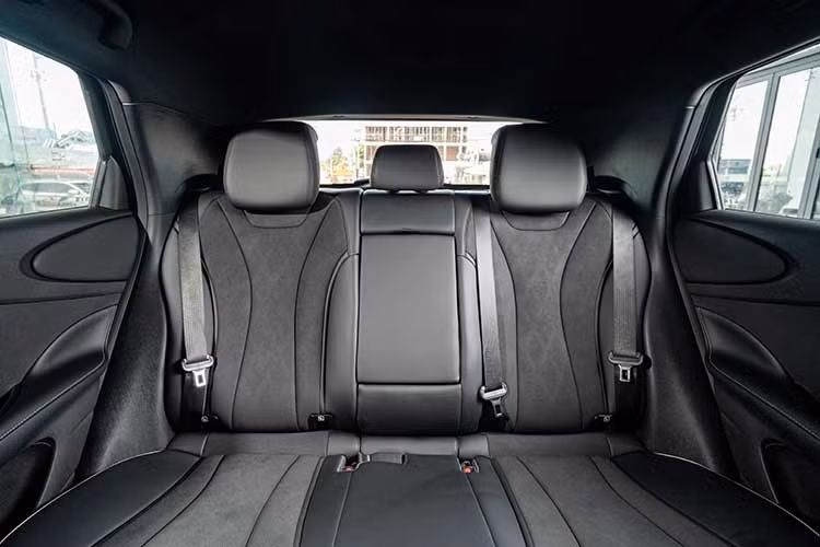 Về khả năng vận hành, xe sử dụng động cơ điện đồng bộ nam châm vĩnh cửu có công suất 70 kW (tương đương 94 mã lực) và mô-men xoắn cực đại 180 Nm. Sức mạnh này truyền xuống cầu trước, đảm bảo khả năng tăng tốc tuyến tính và vận hành êm ái, phù hợp với đặc thù giao thông đông đúc.