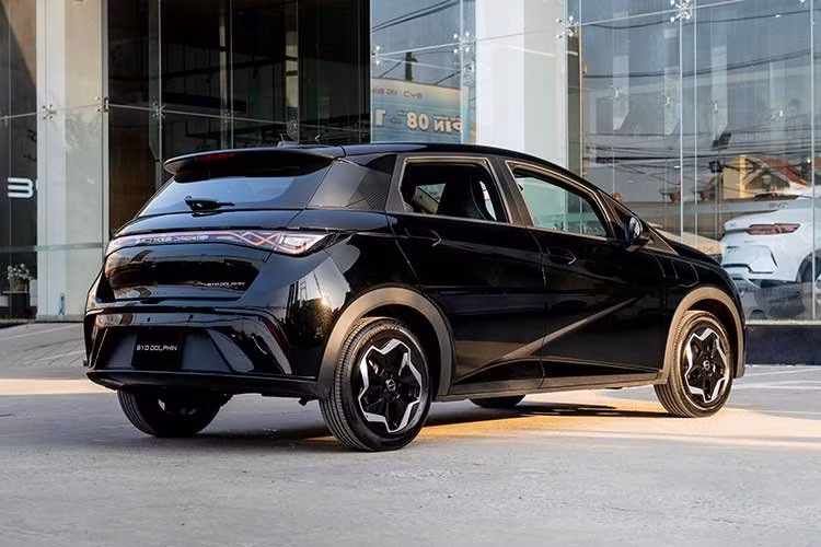 BYD Dolphin 2026 mới mở bán tại thị trường ôtô Việt Nam ghi nhận sự thay đổi rõ rệt về thông số kỹ thuật nhằm gia tăng tính thực dụng. Chiều dài tổng thể của xe đạt 4.290 mm, tăng thêm 165 mm so với phiên bản tiền nhiệm, tạo nên ngoại hình bề thế và mở rộng không gian nội thất.