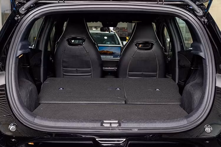 BYD thiết lập hệ thống sạc đa dạng cho Dolphin 2026 để tối ưu hóa thời gian sử dụng. Với cổng sạc xoay chiều AC 7 kW, người dùng có thể sạc đầy xe qua đêm tại nhà. Trong khi đó, hệ thống sạc nhanh một chiều DC công suất 60 kW cho phép nạp năng lượng từ 20% lên 80% chỉ trong khoảng 30 phút.