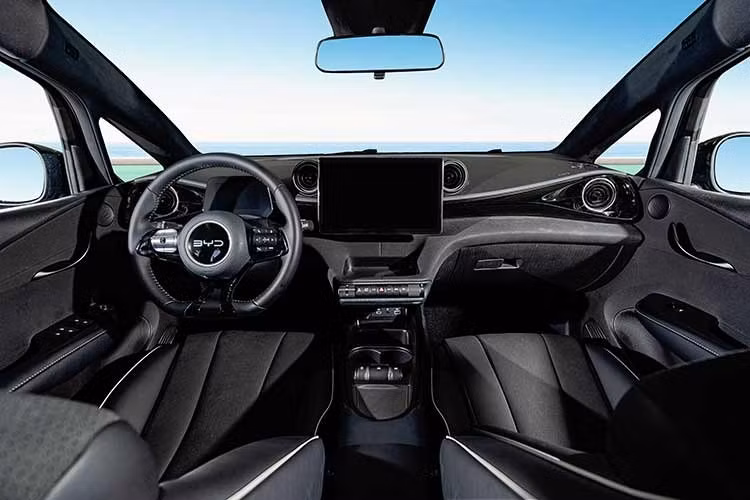 Khoang cabin của Dolphin 2026 thiết kế theo hướng hiện đại và linh hoạt. Hàng ghế sau có khả năng gập theo tỷ lệ 60:40 để tối ưu dung tích chứa đồ. Ghế ngồi được bọc da cao cấp, trong đó ghế lái hỗ trợ chỉnh điện 6 hướng và ghế hành khách phía trước chỉnh điện 4 hướng.