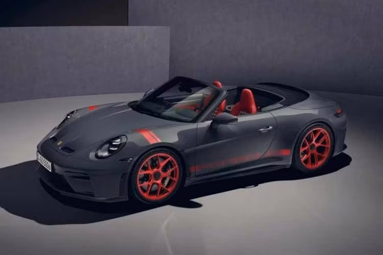 Porsche 911 GT3 S/C 2026 mui trần mưới ra mắt được xem là mẫu xe thể thao hạng sang đánh dấu cột mốc quan trọng khi lần đầu tiên trong lịch sử dòng GT3, hãng xe Đức cung cấp cấu hình mui trần hai chỗ ngồi.