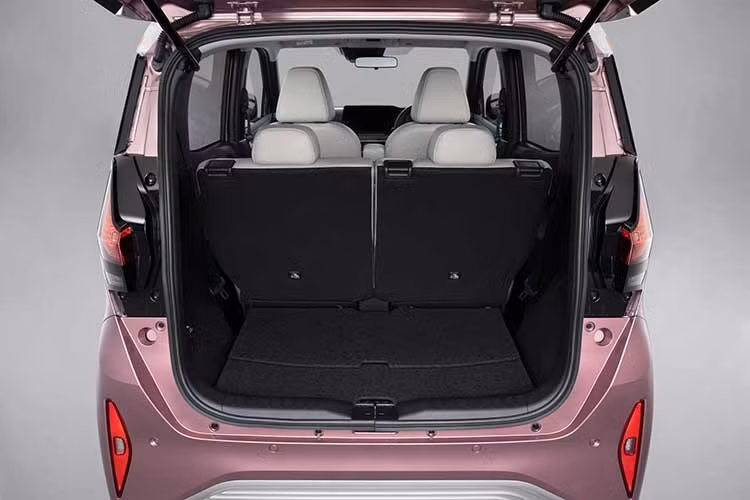 Về vận hành, Nissan Sakura tiếp tục sử dụng 1 mô-tơ điện duy nhất, cho công suất tối đa 63 mã lực (47 kW / 64 PS) và mô-men xoắn cực đại 195 Nm (144 lb-ft). Cụm pin lithium-ion dung lượng 20 kWh được giữ nguyên, cho phạm vi hoạt động tối đa 180 km theo chu trình WLTC.