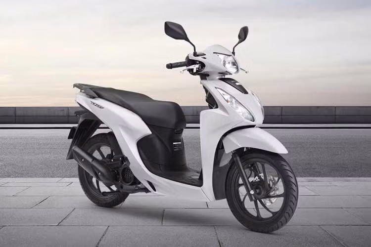 Honda Dio110 2026 được xem là lựa chọn dành cho những người dùng mong muốn sở hữu một chiếc xe tay ga dễ điều khiển, thoải mái, giá cả phải chăng và tiết kiệm. Tại Nhật Bản, xe có mức giá bán 250.800 yên (khoảng 41,5 triệu đồng).