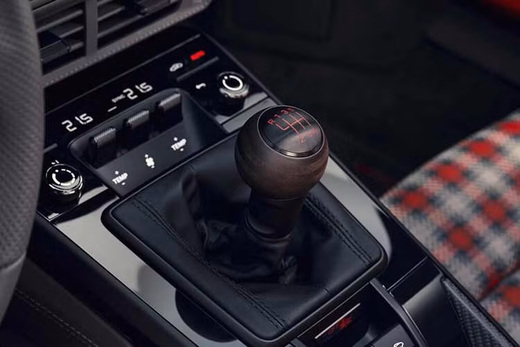 Khối động cơ này sản sinh công suất 510 mã lực và mô-men xoắn 450 Nm. Xe sử dụng hộp số sàn 6 cấp với cần số được trang trí bằng gỗ ép nhiều lớp, cho phép xe tăng tốc từ 0-100 km/h trong 3,9 giây trước khi đạt tốc độ tối đa 313 km/h.