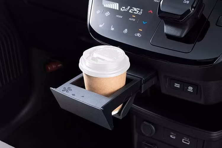 Mẫu xe điện cỡ nhỏ này cũng được bổ sung các tính năng khóa/mở cửa tự động, nhắc nhở còn hành khách trên hàng ghế sau, cơ chế khóa cổng sạc và tùy chọn ổ cắm điện xoay chiều 1500W.