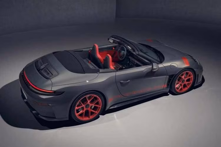 Tương tự các phiên bản đặc biệt khác, Porsche cũng cung cấp mẫu đồng hồ Chronograph 911 GT3 S/C được thiết kế đồng bộ theo màu sắc và cấu hình riêng biệt của từng chiếc xe, khẳng định đặc quyền cá nhân hóa tối đa cho người sở hữu.