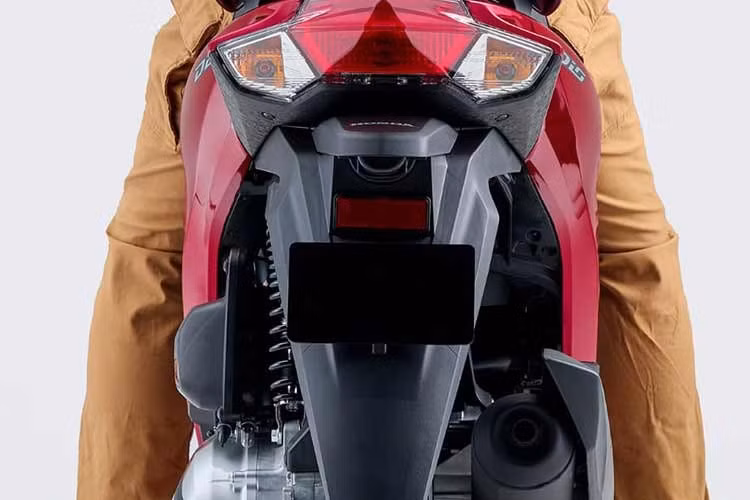 Bình nhiên liệu dung tích 4,9 lít của Honda Dio 110 2026 được đánh giá là đủ đáp ứng nhu cầu sử dụng hàng ngày mà không cần tiếp nhiên liệu quá thường xuyên.