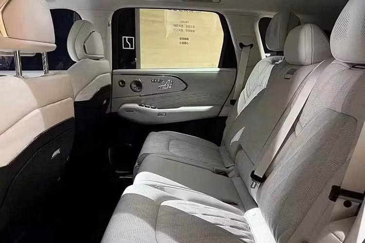 Trải nghiệm hành khách phía sau được đặc biệt chú trọng với cấu hình ghế linh hoạt, điều hòa tự động đa vùng và hệ thống giải trí tích hợp. Các phiên bản cao cấp còn được trang bị 2 ghế thương gia ở hàng ghế giữa với chức năng ngả điện và bệ đỡ bắp chân mở rộng. Dung tích khoang hành lý đạt tối đa 2.200 lít khi gập ghế, phù hợp cho nhu cầu của cả gia đình.